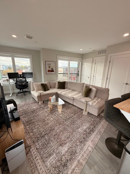 Primary Photo - 206 Old Colony Ave