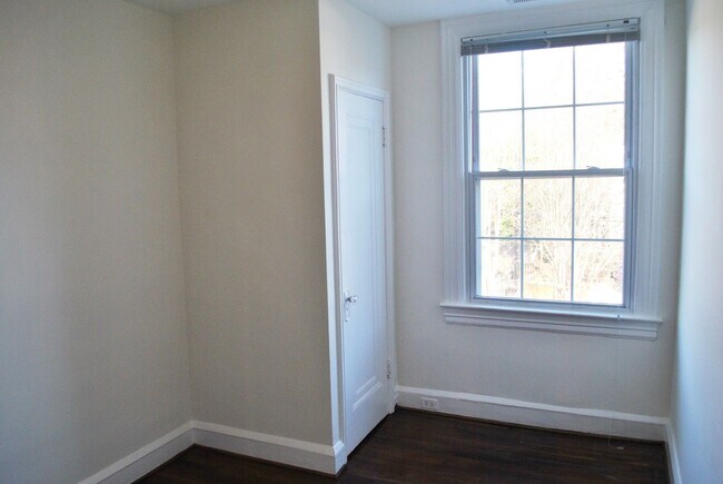 Building Photo - Georgetown near GT Medstar Hospital, Chic Rowhouse 5br/3Ba w/Yard, Deck, Parking