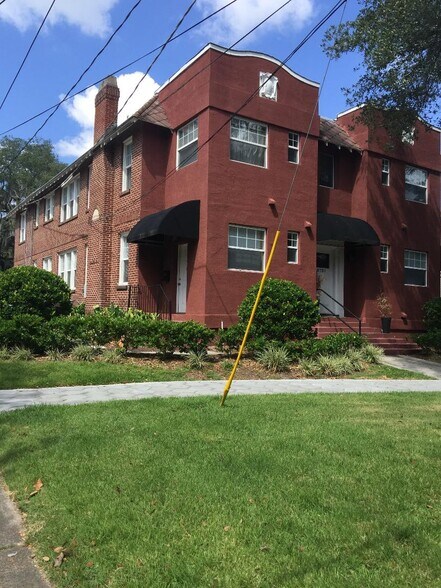 Private Side Entrance - 2737 Riverside Ave