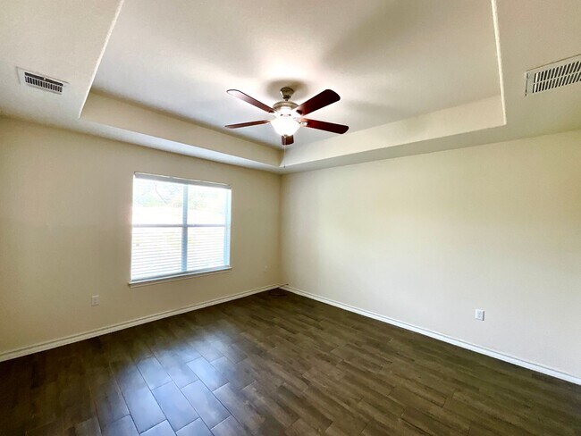 Building Photo - *COMING SOON* Lake Life Meets Modern Comfort in Kingsland!
