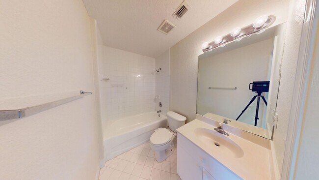 Building Photo - 2BD/2BA Condo in Briar Bay!