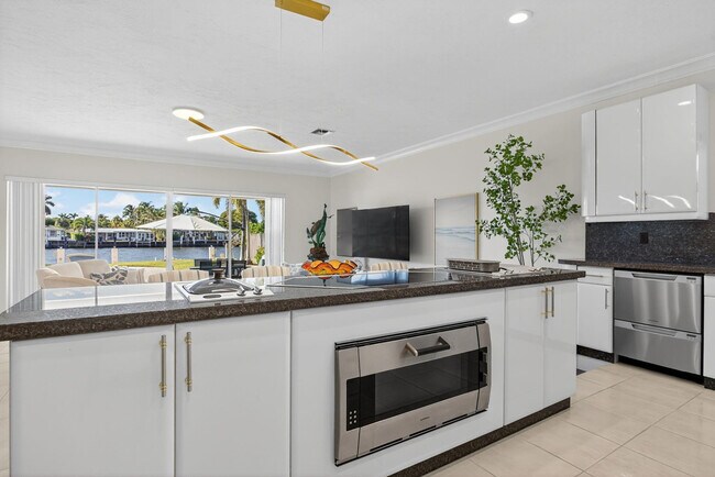 Building Photo - 513 S Riverside Dr