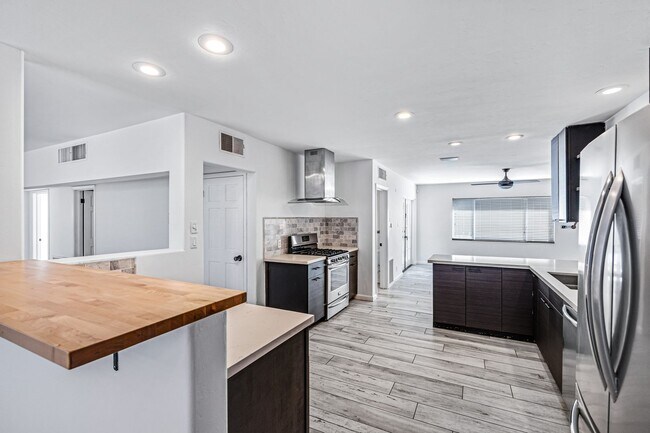 Building Photo - Now Leasing – Fully Updated Scottsdale Home!