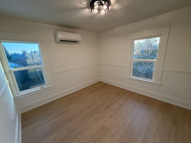 Building Photo - WAL2 - FULLY renovated 3 bed 1.5 bath on OAKWAY!