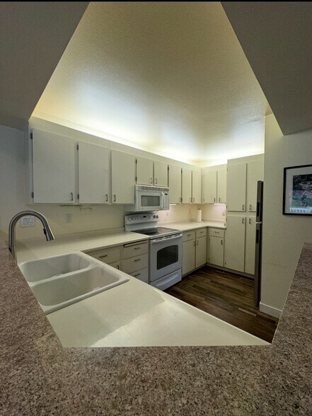 Building Photo - 5064 Foothills Dr