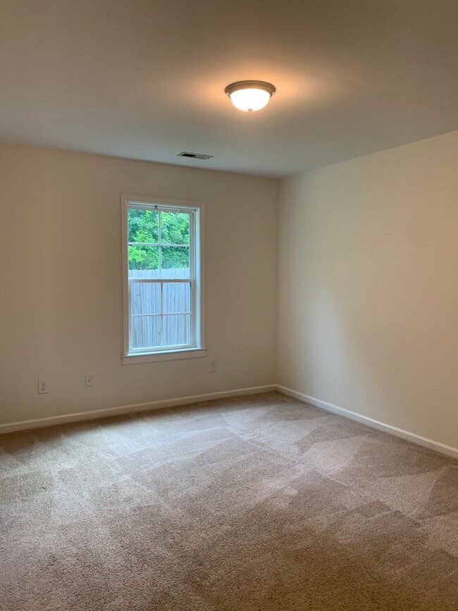 Building Photo - 1/2 OFF FIRST MONTHS RENT! Lawncare includ...