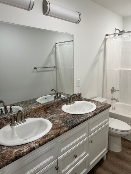 upstairs bathroom 1/2 - 2652 Stryker Lp