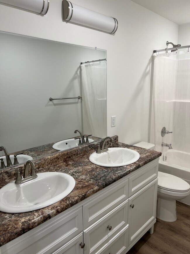 upstairs bathroom 1/2 - 2652 Stryker Lp