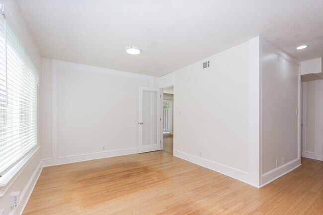 Building Photo - 3 Bed / 2.5 Bath light and spacious townho...