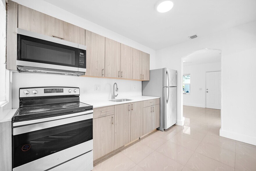 Building Photo - 555 NW 90th St