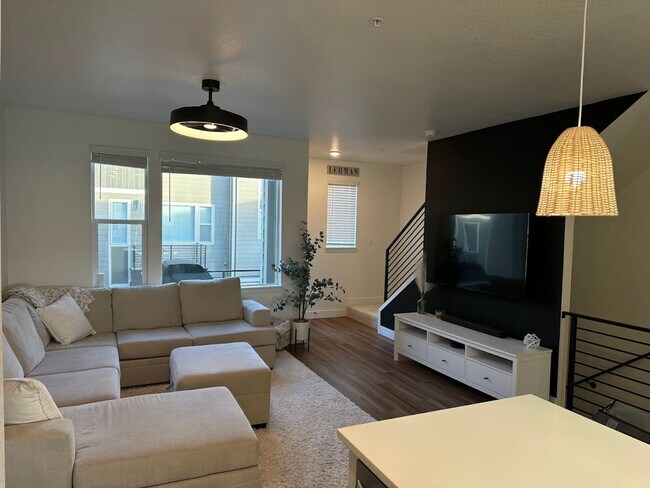 Building Photo - Westminster Station - Almost new- Pride Of Ownership!