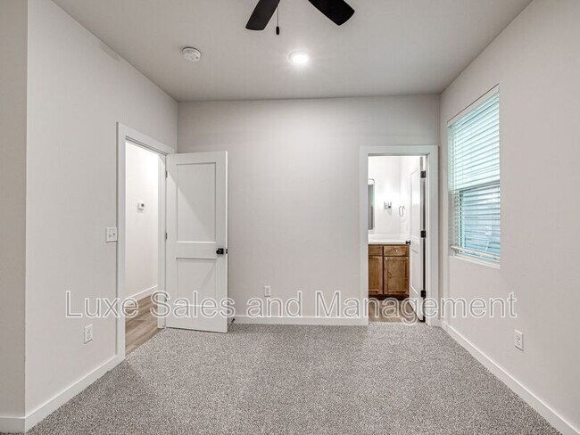 Building Photo - 618 W 2nd St