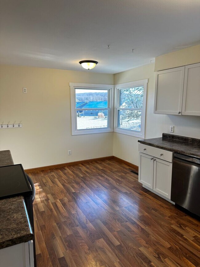 Building Photo - 4BR Single Family Home Available NOW on Ea...