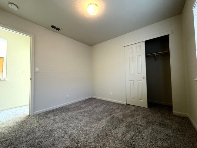 Building Photo - Beautiful 3 Bedroom 2 Bathroom Single Stor...