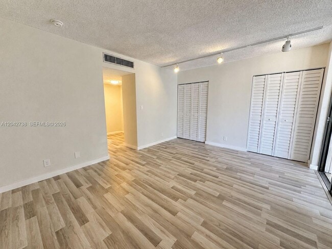 Building Photo - 20200 W Country Club Dr
