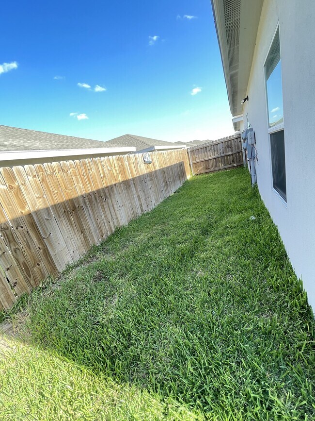 Building Photo - 3416 Sahara Dr