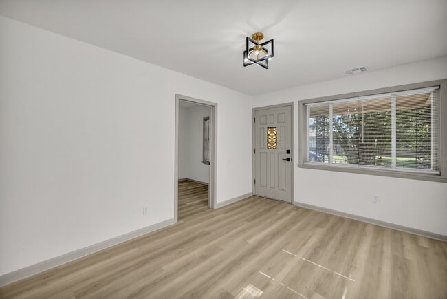 Building Photo - 114 E Ross Ave