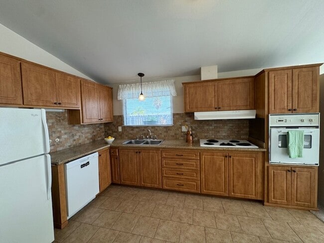 Building Photo - Charming 3-Bedroom Home for Rent in Serra ...