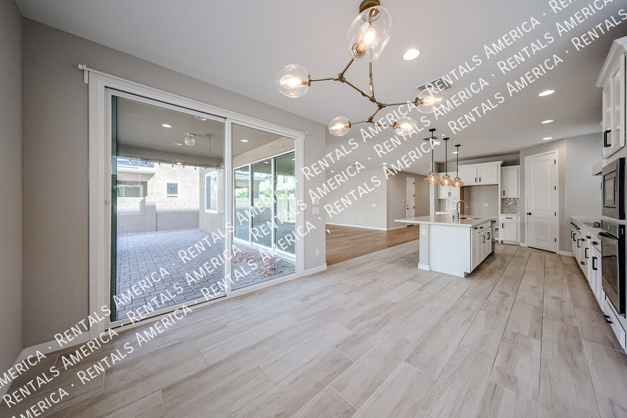 Building Photo - 1726 W Jeanine Dr