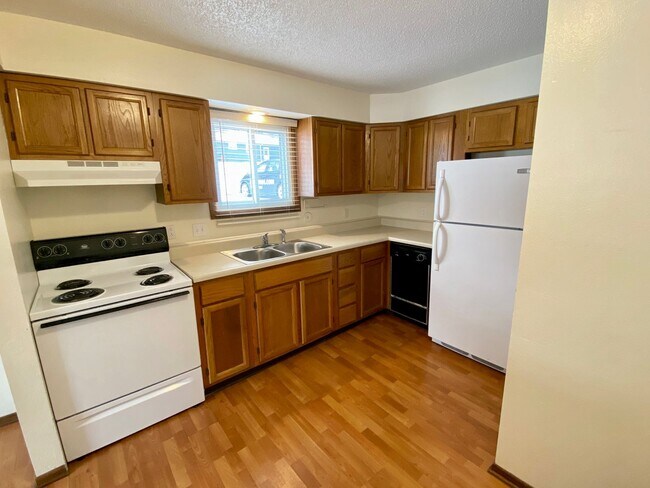 Building Photo - Aplin Duplex (4025/4027)