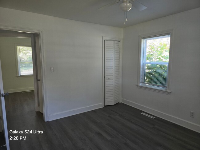 Building Photo - 3 Bedroom, 1 bath House with large yard an...