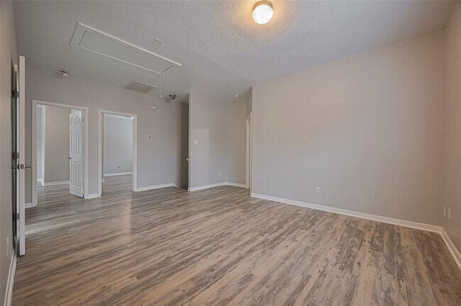 Building Photo - 5009 Willow Point Dr