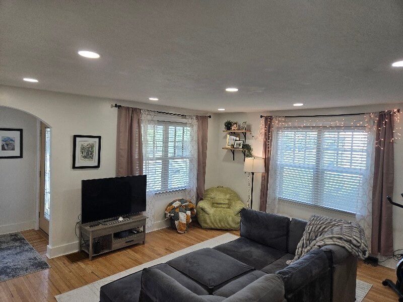 Building Photo - 745 Lennox St