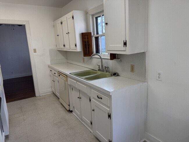 Building Photo - 565 24th St