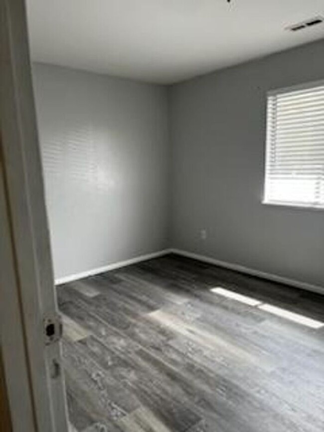 Building Photo - Beautifully Renovated Unit with Modern Upd...