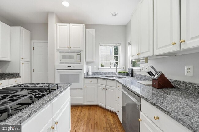 Building Photo - 6355 Willowfield Way
