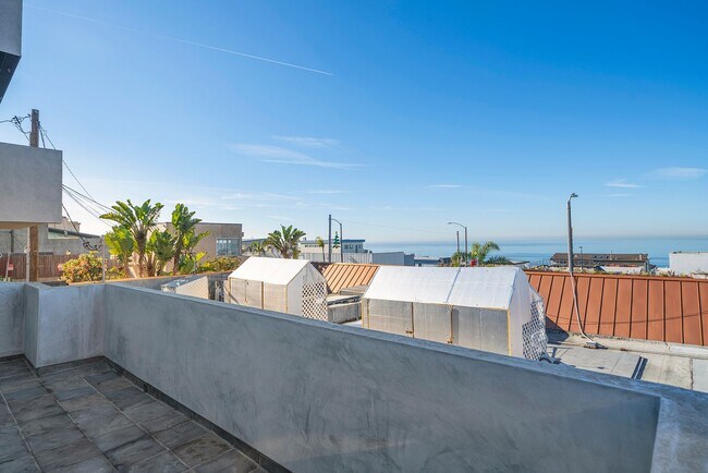 Building Photo - Warm & Inviting Manhattan Beach Rental Home!