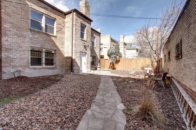 Building Photo - Top Floor Studio In Cap Hill Available NOW!