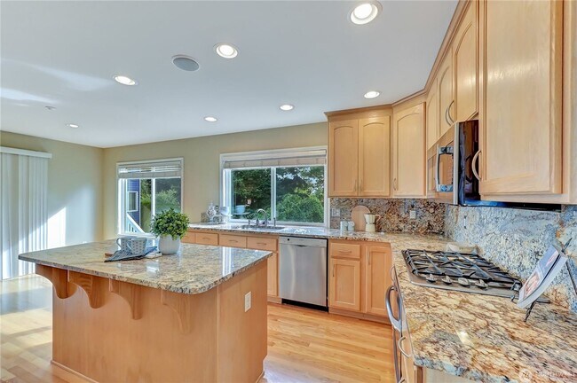 Building Photo - ? Stunning 4BR/3.5BA Home in Lake Forest P...