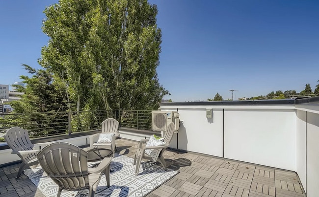 Building Photo - 3B3B cozy townhome