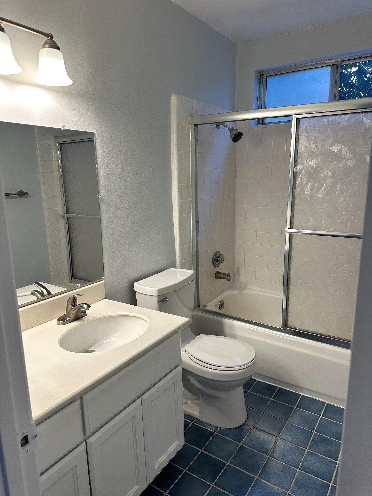 07 - Guest Bathroom - Full View - 1831 Barry Ave