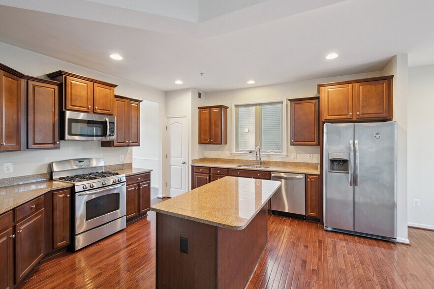 Building Photo - 12910 Hallwood Pl