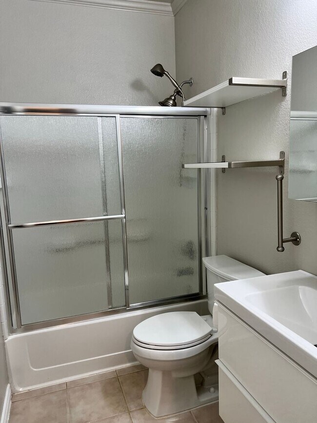 Building Photo - Renovated 3-bedroom Home in Huttoparke