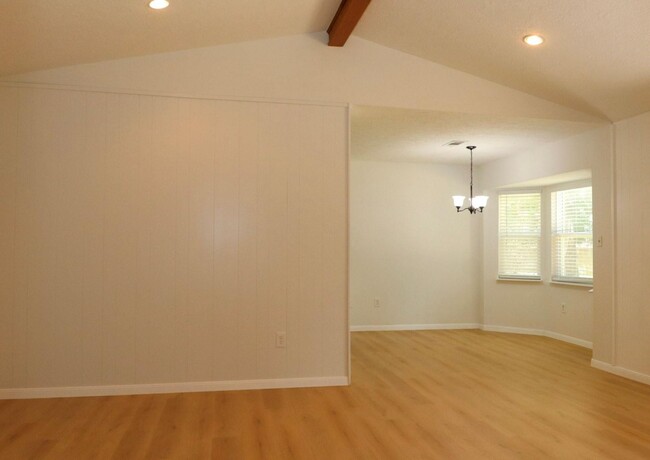 Building Photo - 109 Halo Dr
