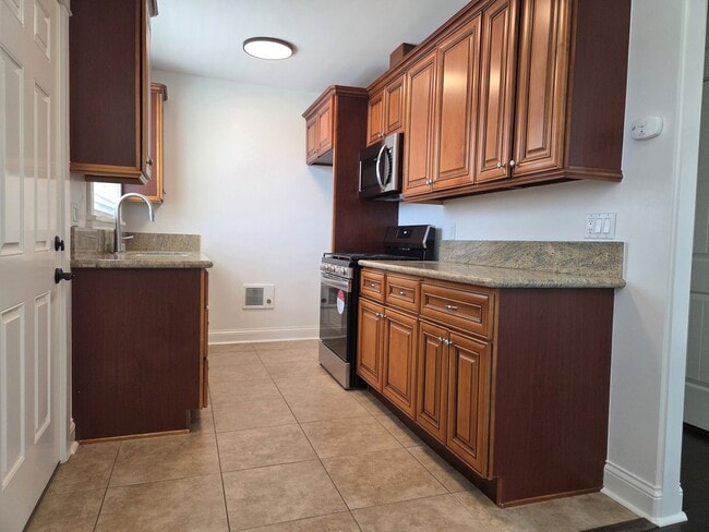 Building Photo - Adorable Beach-Close 2 Bedroom Bungalow in...
