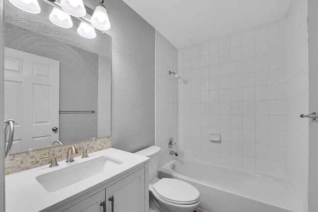 Building Photo - $2,550.00 - 3-bed, 3-bath split-level loca...