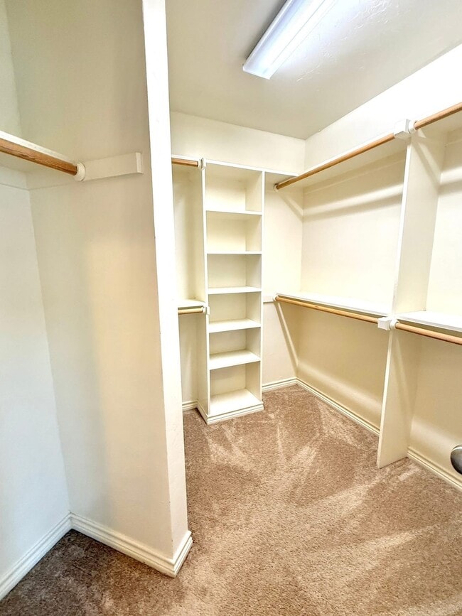 Building Photo - 402 Boggy Creek Dr