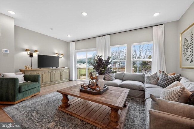 Building Photo - 44 Basswood St