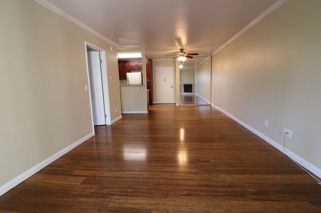 Building Photo - 1/Bed. Condo in Woodland Hills, Warner Center !!