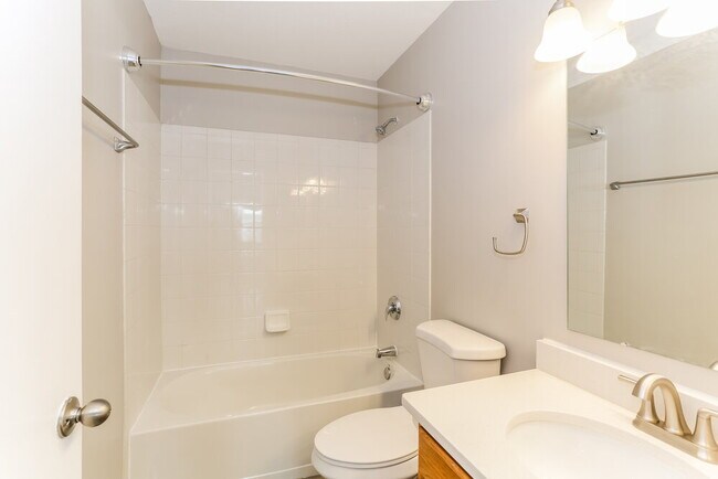 Building Photo - 467 Wheatfield Dr