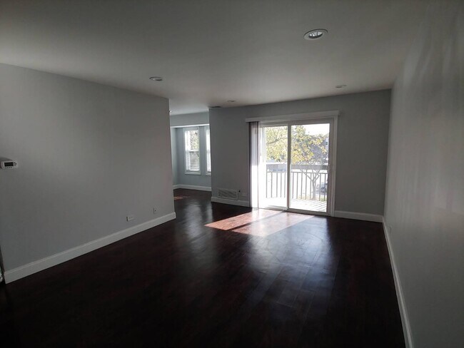 Building Photo - 2212 Country Club Dr