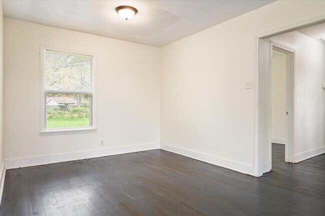Building Photo - 1801 W Houston Dr