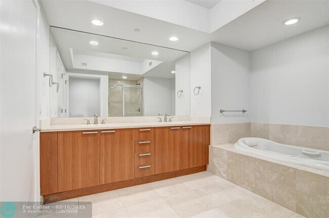 Building Photo - 2650 Lake Shore Dr