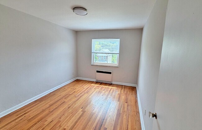 Building Photo - 596 Lowell Ave