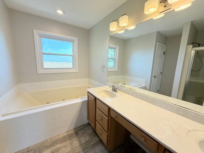 Building Photo - Stunning 5-Bedroom Home with Pool in Desir...