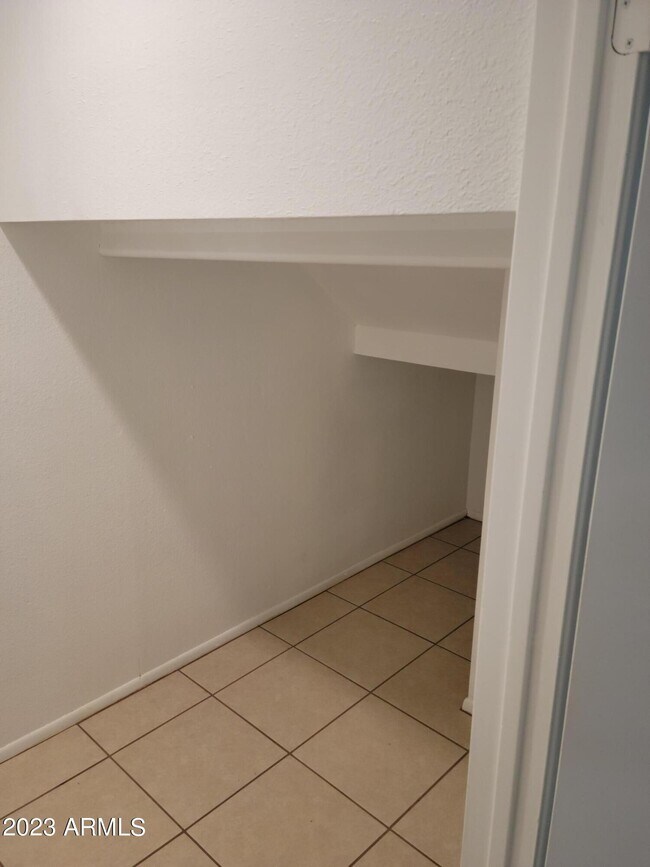 Building Photo - 815 E Grovers Ave